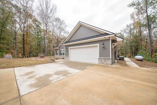 Building Photo - 4BR/2BA Home on 3.2 acres in Harris County!!