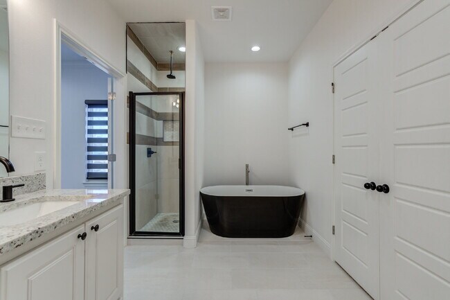 Building Photo - Custom built home in West Lubbock