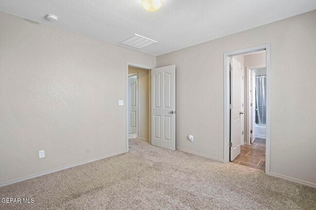 Building Photo - 5028 Silver Ranch Ave