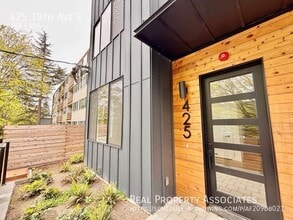 Building Photo - 425 19th Ave E