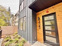 Building Photo - 425 19th Ave E