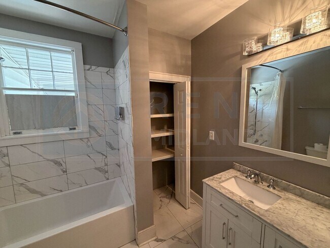 Building Photo - 3925 Rosewood Dr