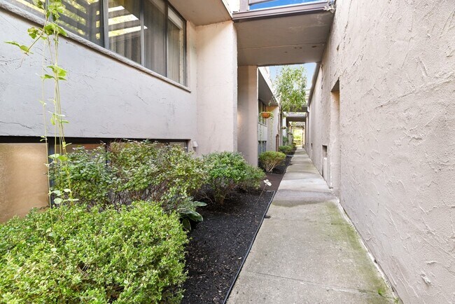 Building Photo - 7 Cliffside Dr