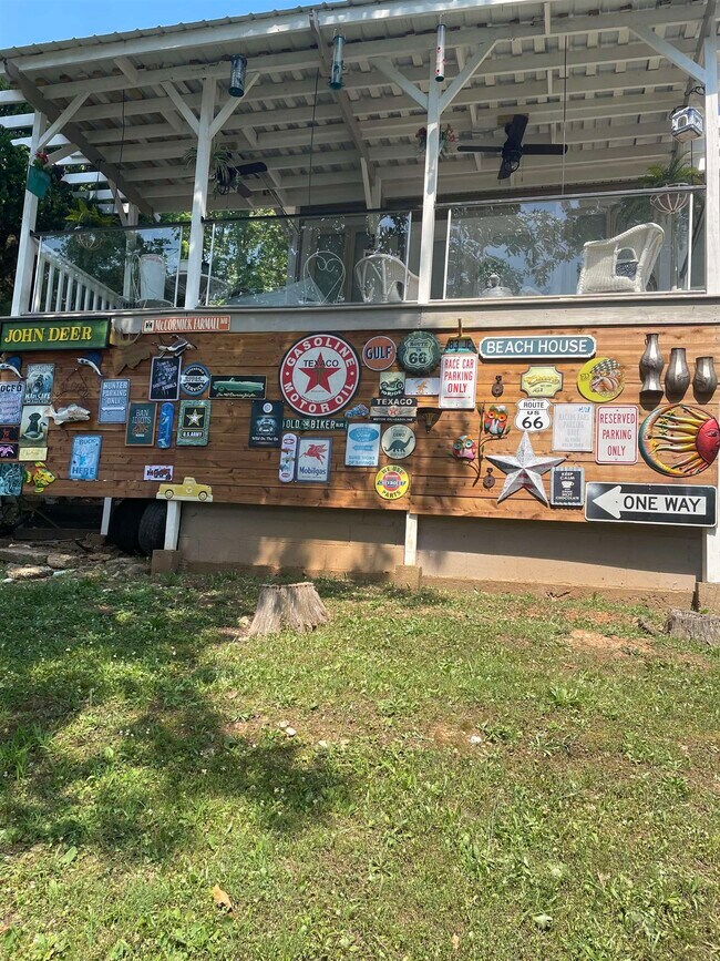 Building Photo - 129 W Lakeshore Dr