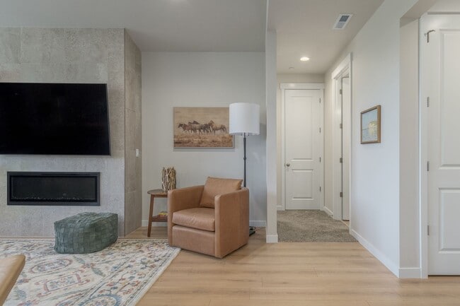 Building Photo - Gorgeous Home with a view!! Available Now!!