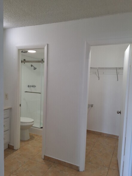 Building Photo - 401 Golden Isles Dr