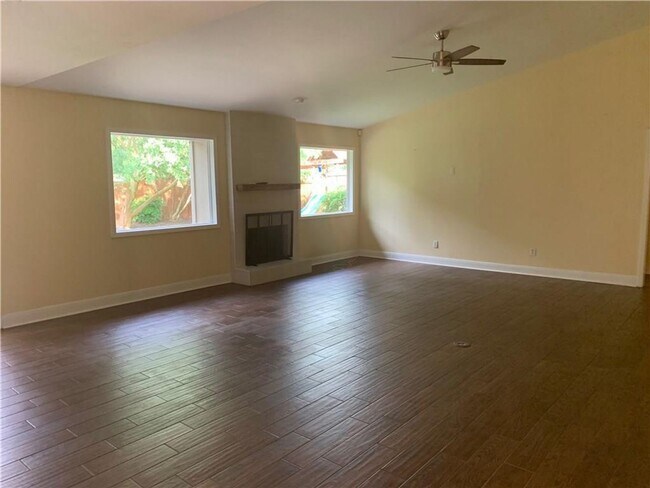 Building Photo - Oak Forest Charm Three Bedroom/2 Bath Avai...