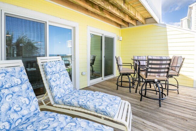 Building Photo - PERFECT OCEANFRONT WINTER WORK-FROM-HOME GETAWAY