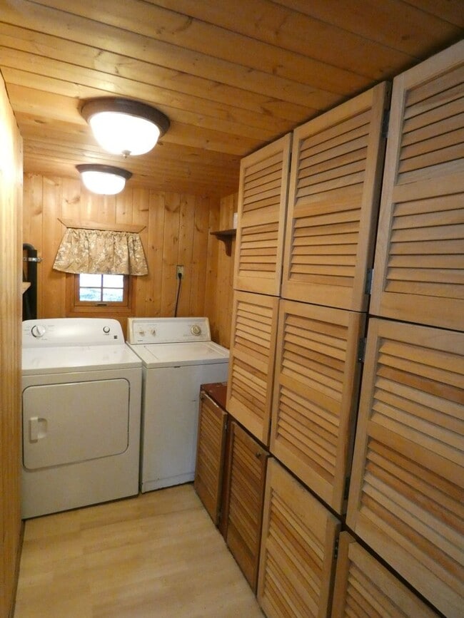 Building Photo - APPLICATION PENDING - **Charming Cabin**