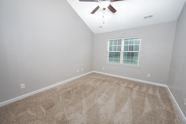 Building Photo - 204 Gillcrest Ct