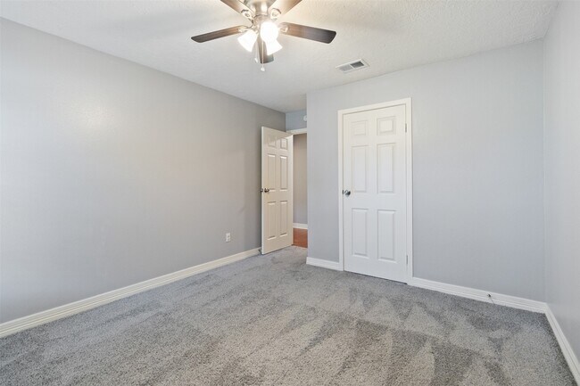 Building Photo - 210 Pecan Valley Ct