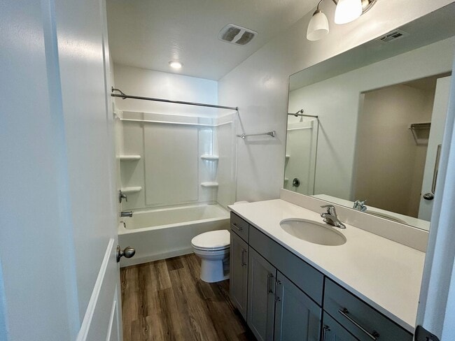 Building Photo - Comfortable and Spacious 4-Bedroom Townhome in Cedar City!