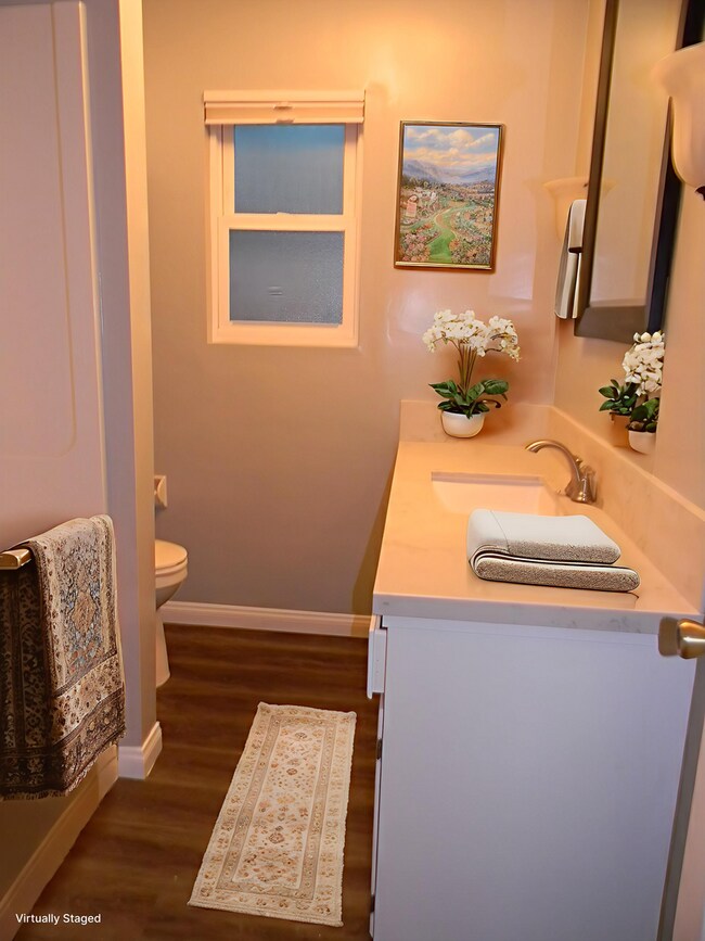 Building Photo - 1143 E Rose Ave