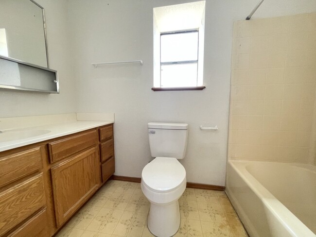 Building Photo - 2 bed 2.5 bath townhome, $1,225 monthly re...