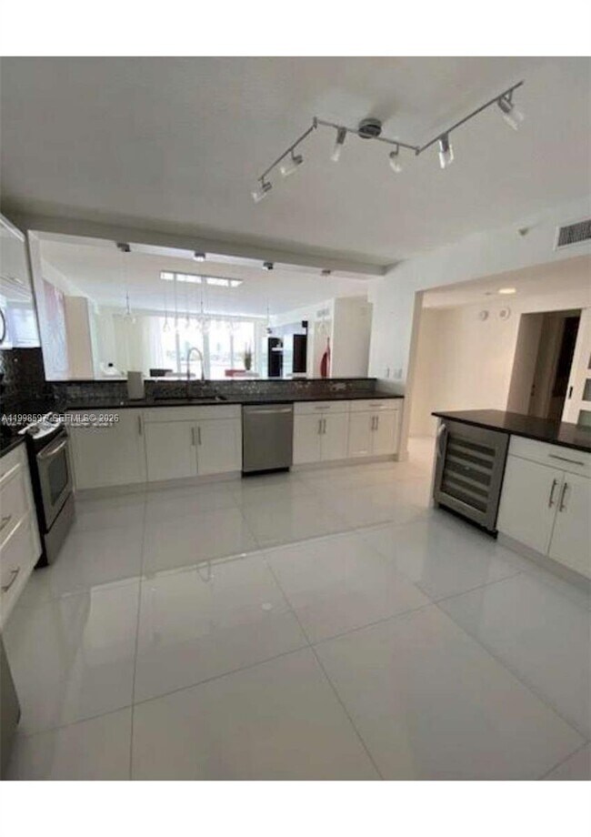 Building Photo - 17050 N Bay Rd