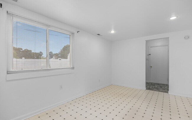 Building Photo - 1025 Dool Ct