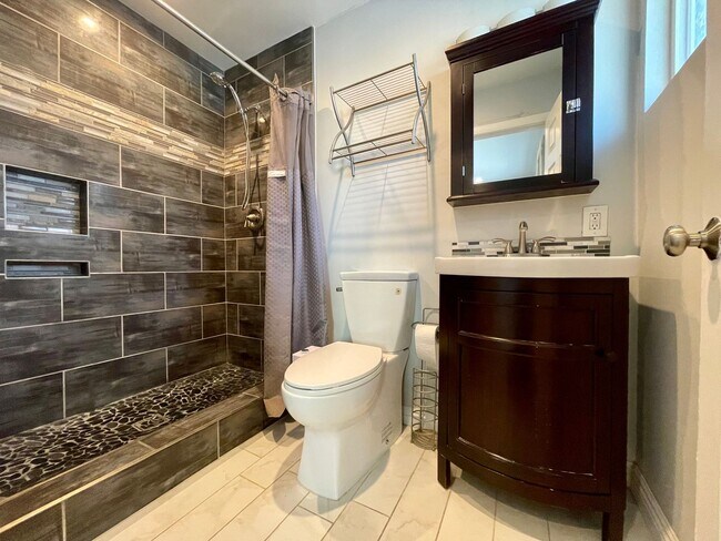 Building Photo - AVAILABLE NOW !! 2 Bedroom 2 Bathroom Home in Palm Desert Country Club!!