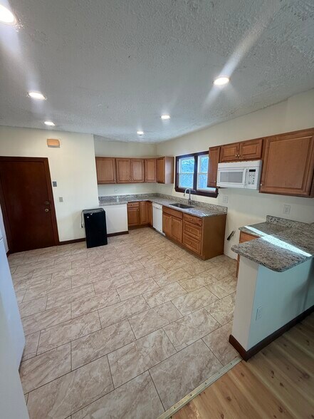 Building Photo - 569 Main St