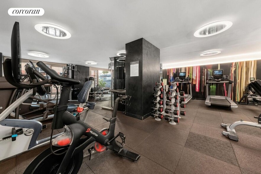 Building Photo - 555 W 43rd St