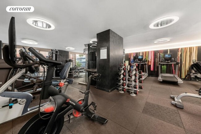 Building Photo - 555 W 43rd St