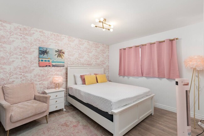 Building Photo - 5747 N 48th Ln