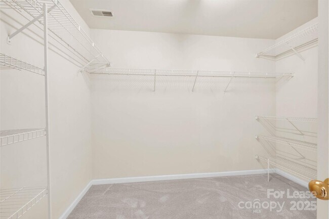 Building Photo - 105 Runningdeer Dr