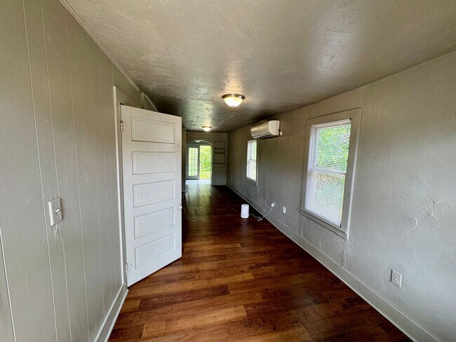 Building Photo - N. McKinley Ave - Triplex