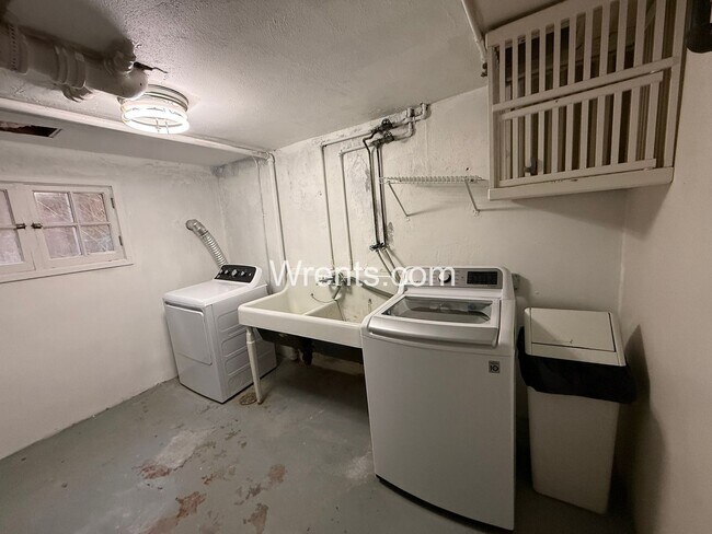 Building Photo - Stunning South Hill Home