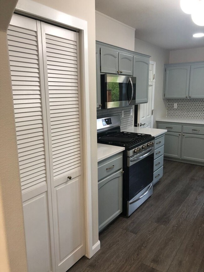 Building Photo - ***PENDING APPLICATION***Beautiful 3 Bedroom Home with Massive Garage and Bonus Room