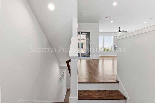 Building Photo - 3024 Charline