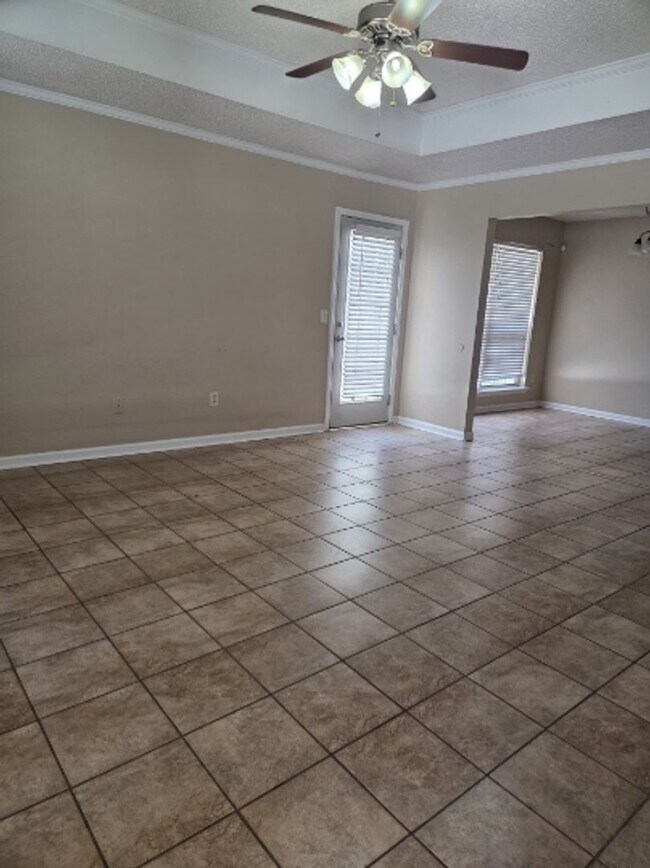 Building Photo - Beautiful home in a very quiet neighborhood