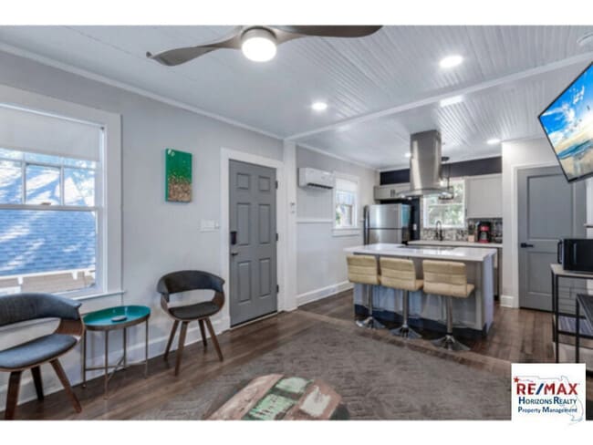 Building Photo - Wonderful upper level unit in historic Pen...