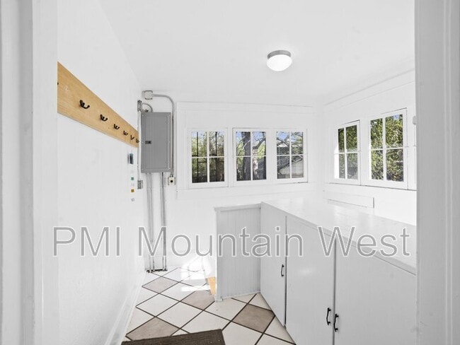 Building Photo - 647 Bryan Ave