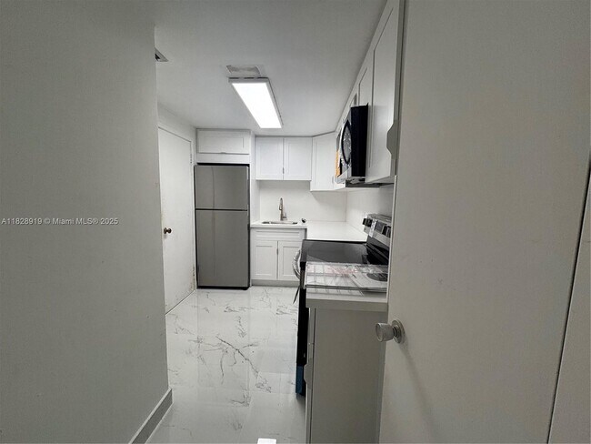 Building Photo - 905 Brickell Bay Dr