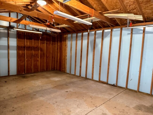 Building Photo - 905 Brentwood Dr