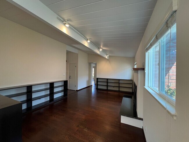 Building Photo - Charming 2BR/2BA Home Just Minutes from the Beach – Fully Landscaped, Spacious & Private