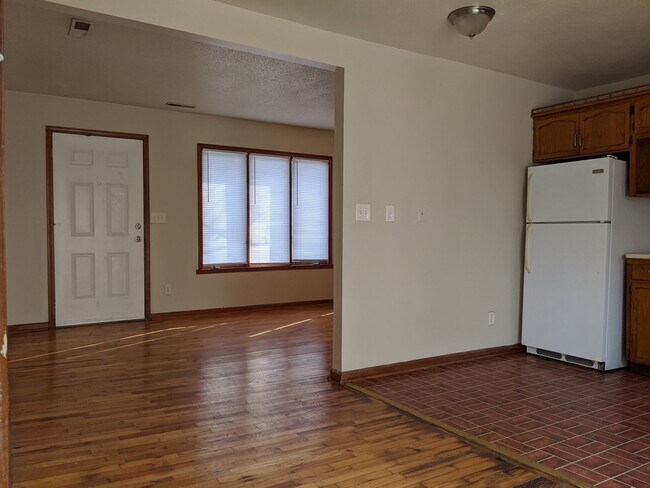 Building Photo - 10614 Oakland Ave