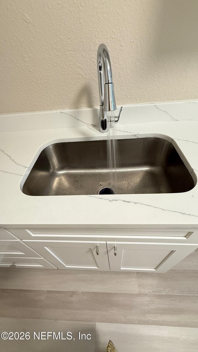 Building Photo - 696 Kestner Rd