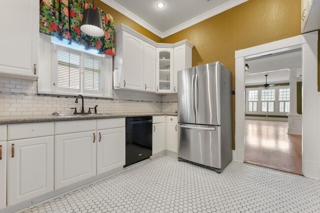 Building Photo - 1122 W Summit Ave.