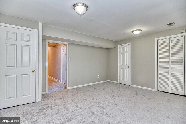 Building Photo - 43513 Blacksmith Sq