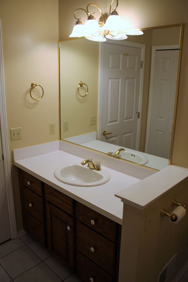 Building Photo - Available Now!- 2 Bedroom Condo In Davison