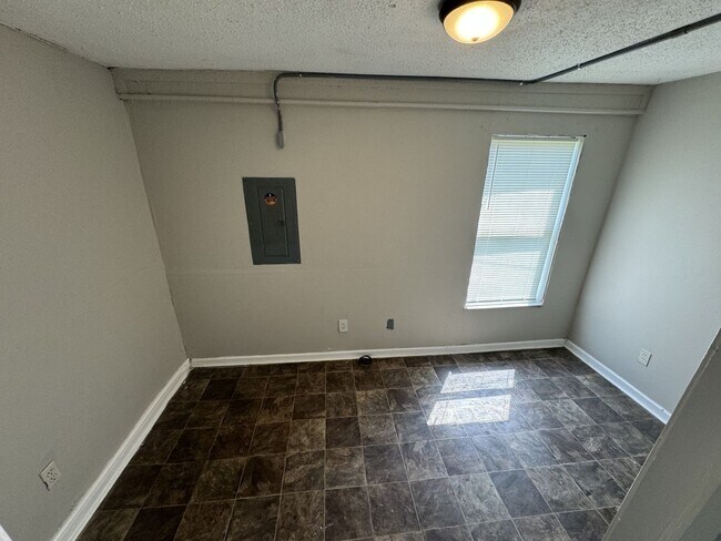 Building Photo - 2 Bedroom 1 Bathroom in Highland Park!