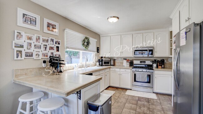 Building Photo - ~Beautiful Updated 4 Bed/2 Bath in Rohnert...
