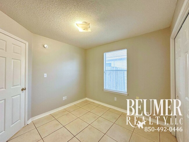 Building Photo - Charming 3br 2 bath Located 4 miles from NAS Back Gate