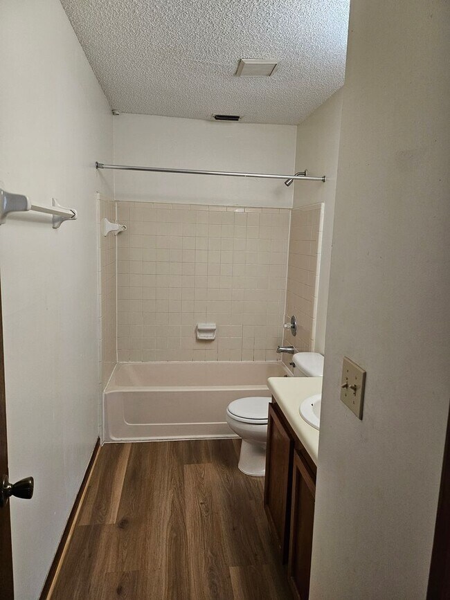 Building Photo - $1150 - 2/2 -Jefferson Square - Updated Unit!