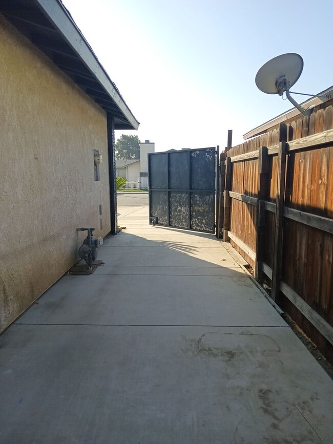 Building Photo - Stylish, Secure, and Pet-Friendly 3-Bedroo...