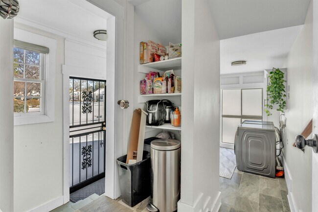 Building Photo - 185 Alexander St