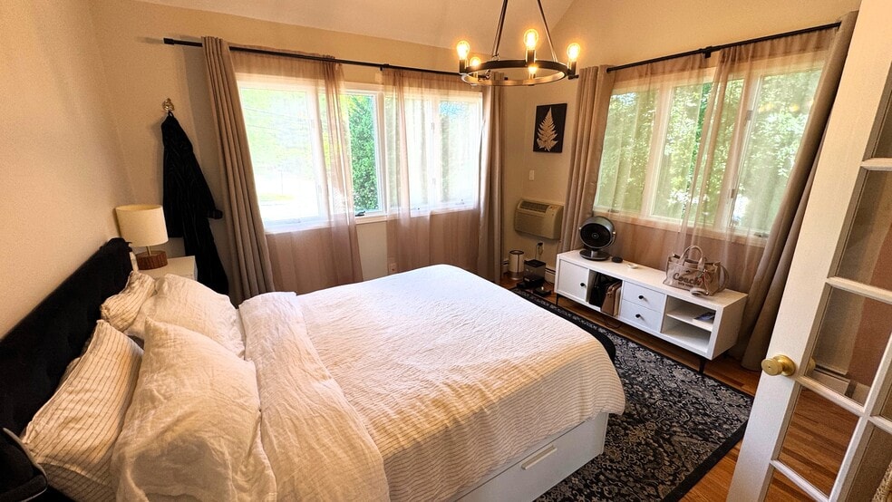 Building Photo - 270 Cross St