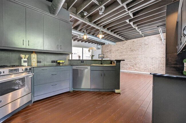 Building Photo - 708 W Clay St