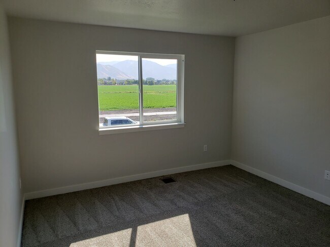 Building Photo - Spacious Springville Townhome